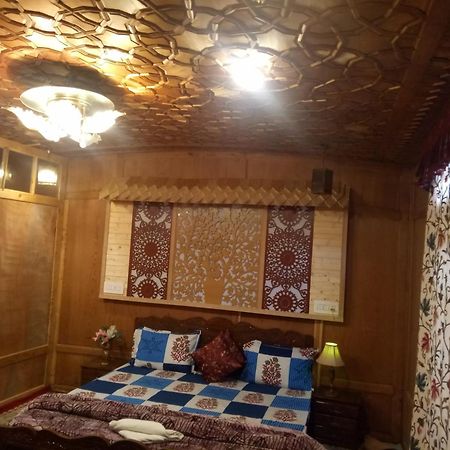 Bed and Breakfast House Boat New Manora Сринагар Экстерьер фото
