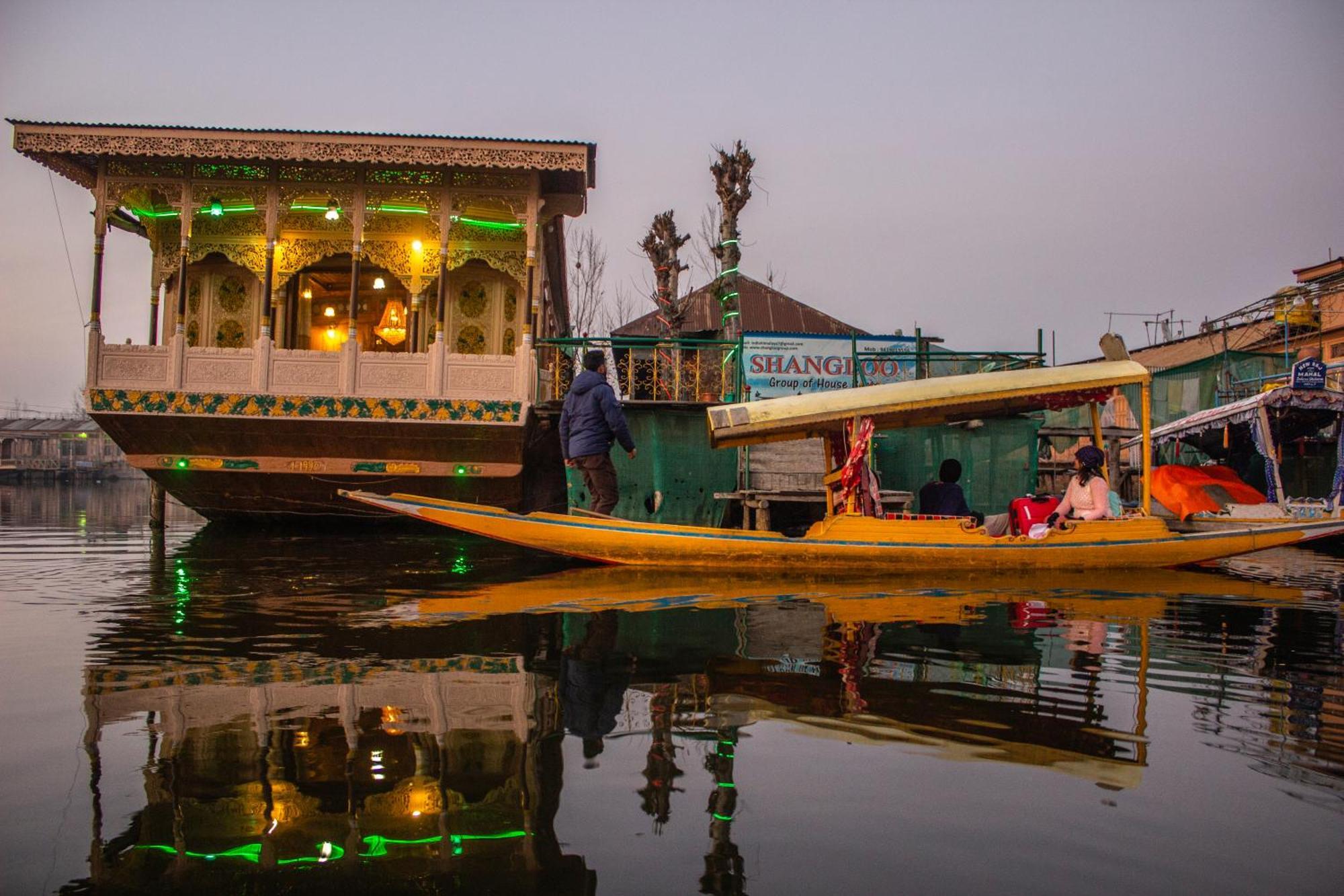 Bed and Breakfast House Boat New Manora Сринагар Экстерьер фото