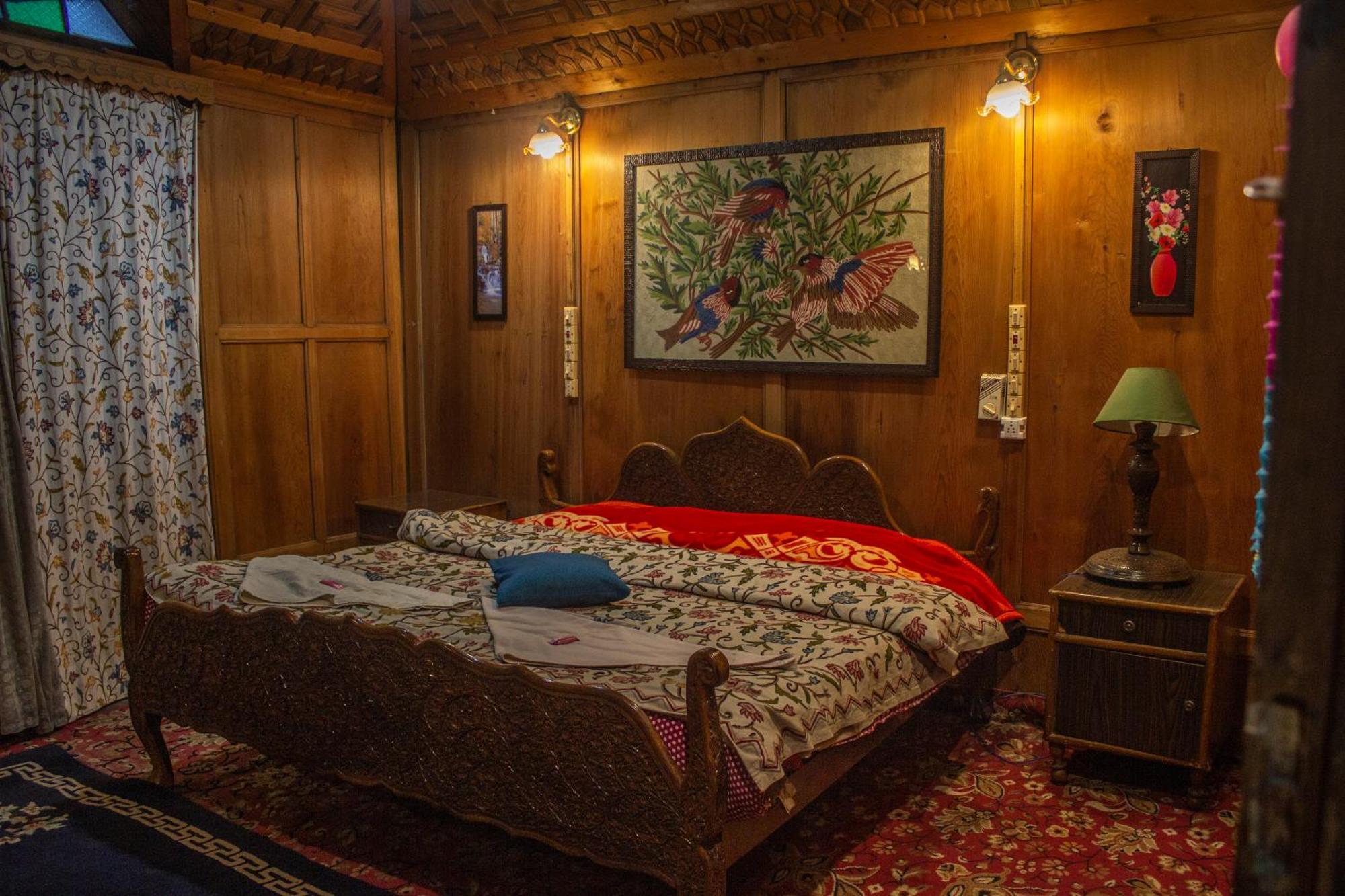 Bed and Breakfast House Boat New Manora Сринагар Экстерьер фото