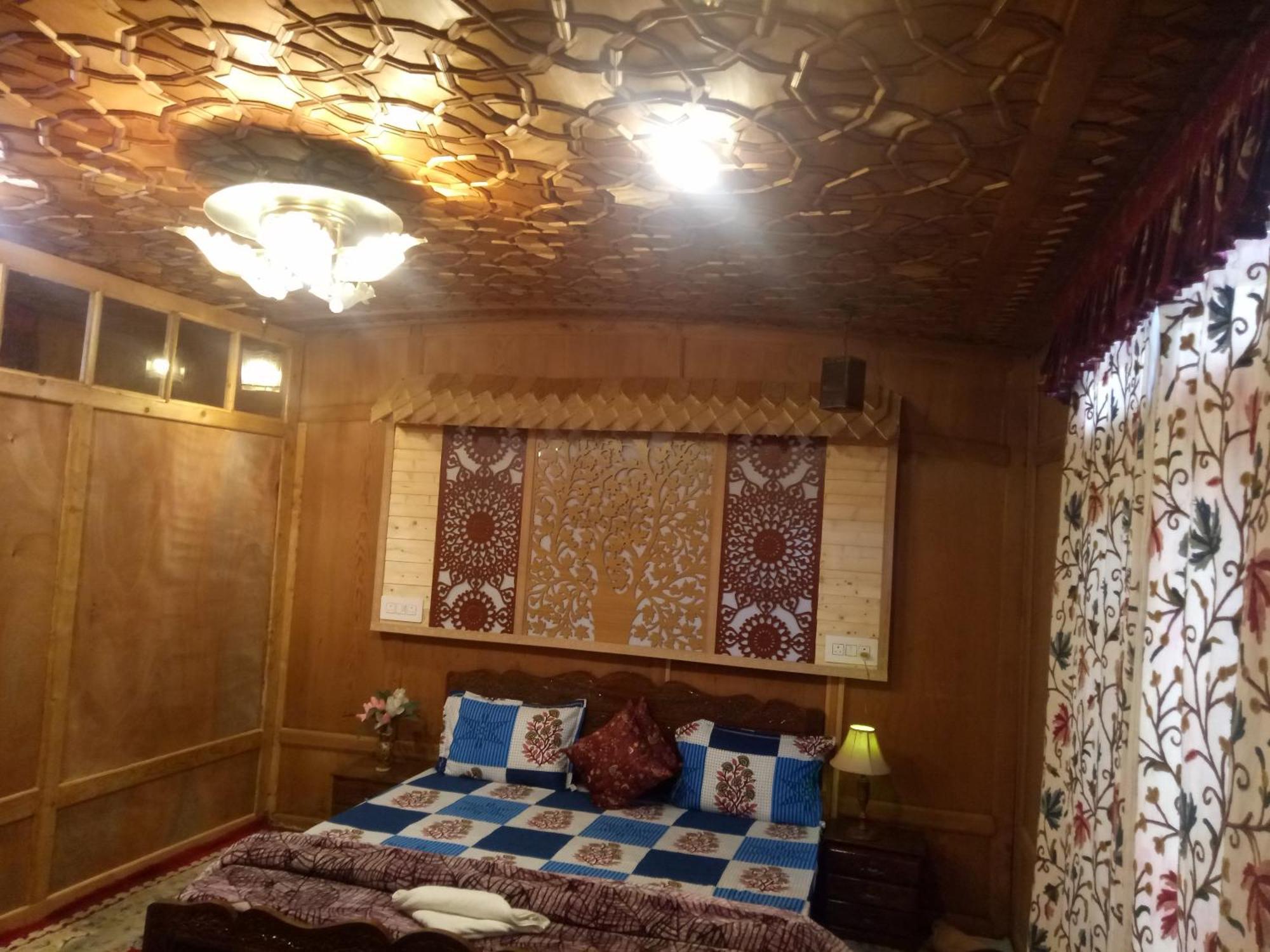 Bed and Breakfast House Boat New Manora Сринагар Экстерьер фото