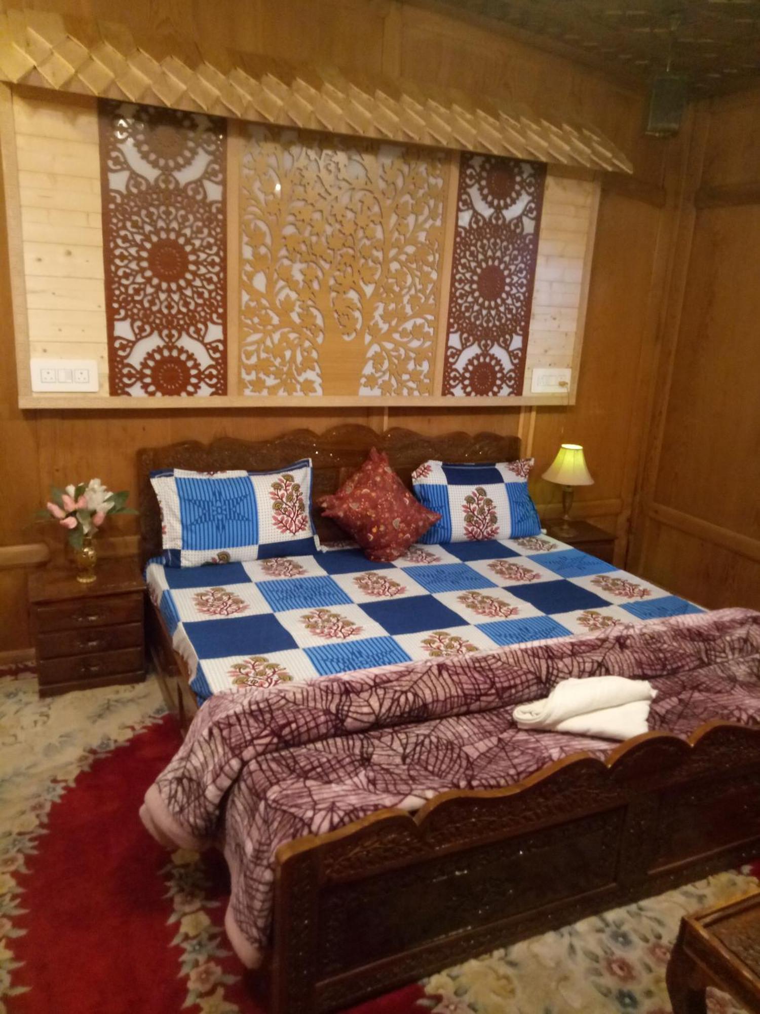 Bed and Breakfast House Boat New Manora Сринагар Экстерьер фото