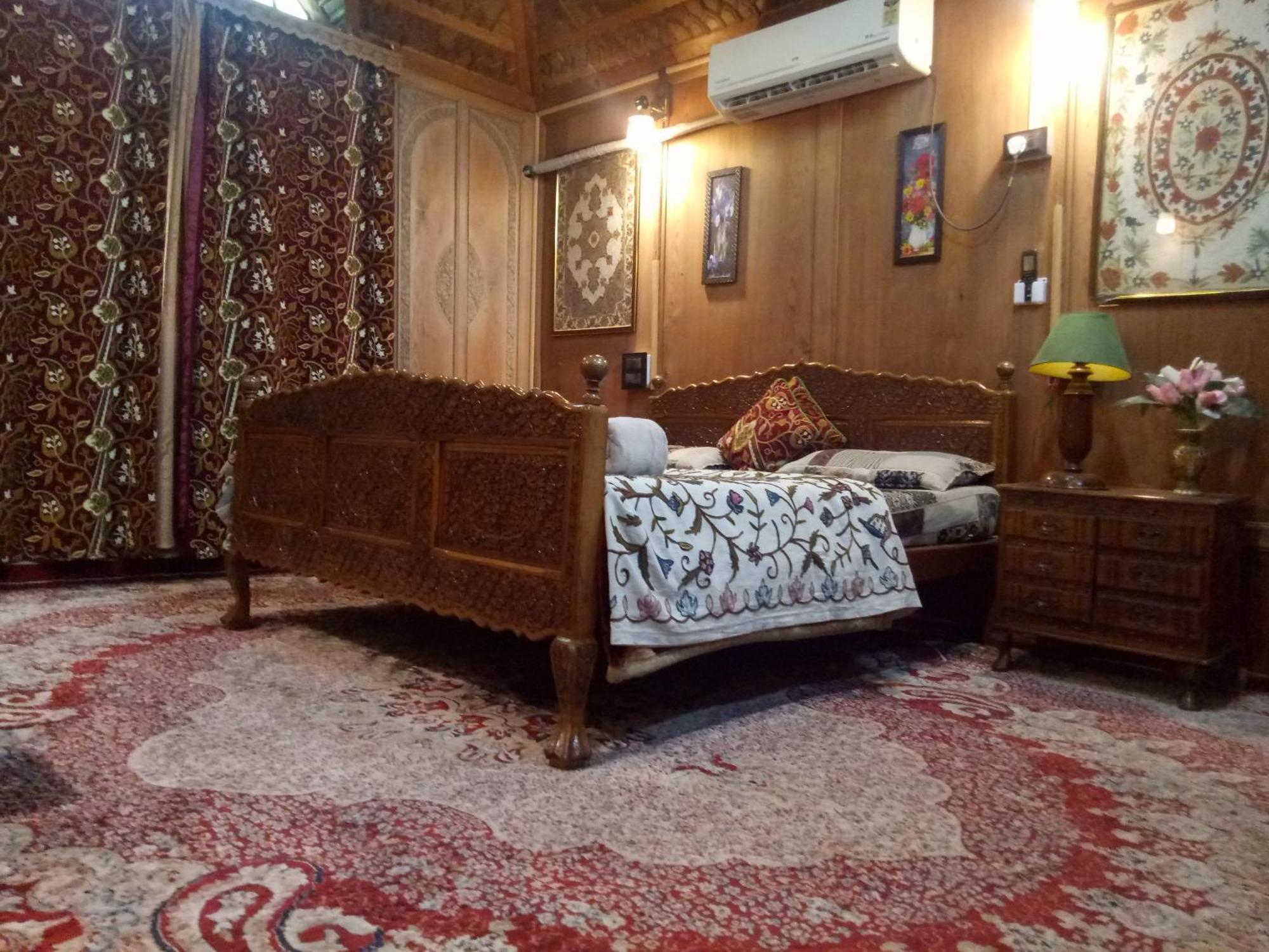 Bed and Breakfast House Boat New Manora Сринагар Экстерьер фото