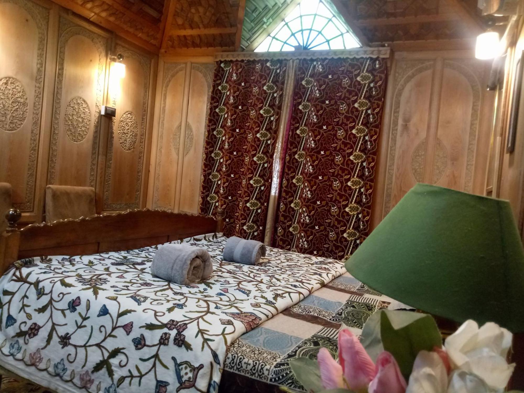 Bed and Breakfast House Boat New Manora Сринагар Экстерьер фото