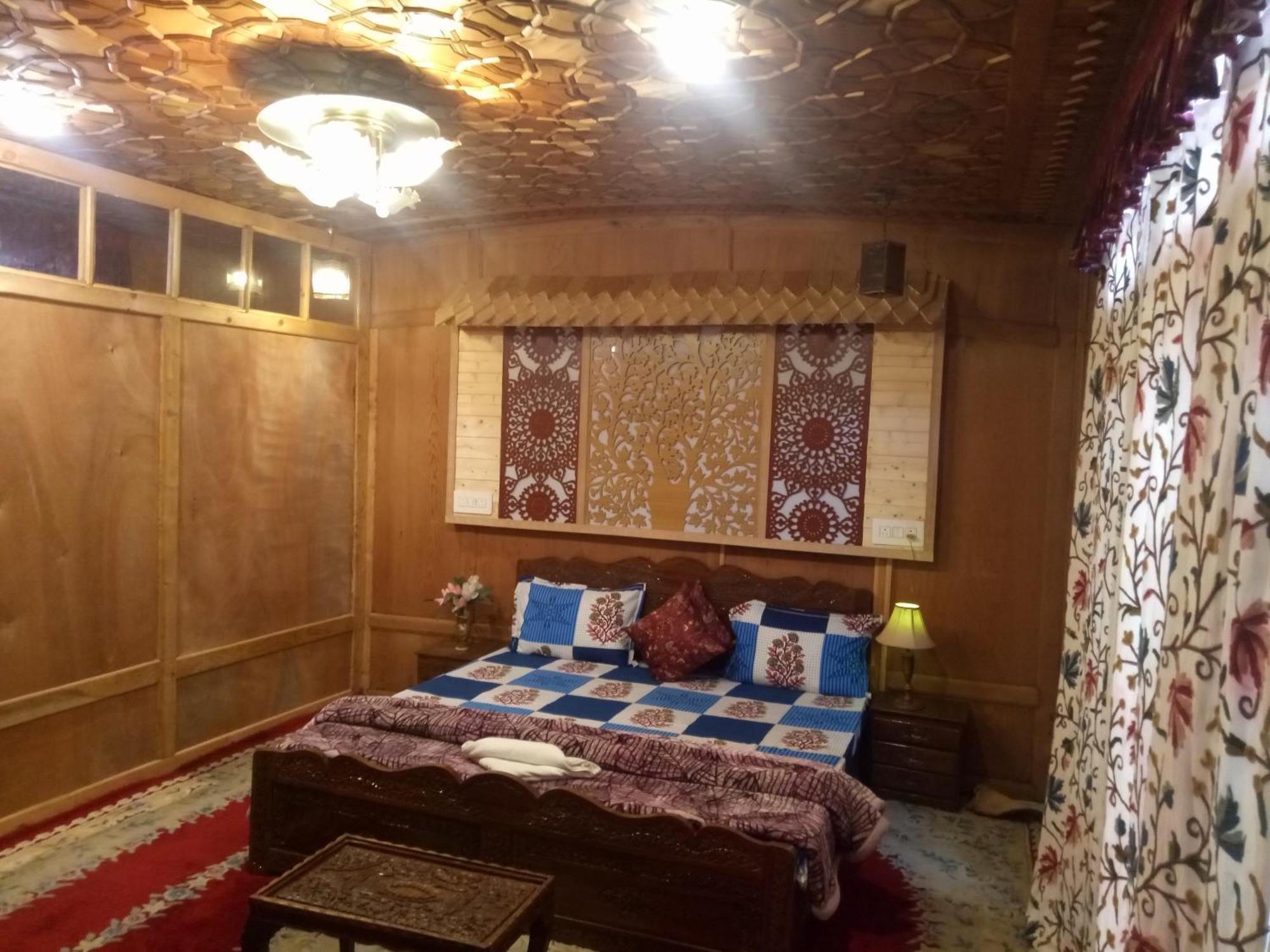 Bed and Breakfast House Boat New Manora Сринагар Экстерьер фото