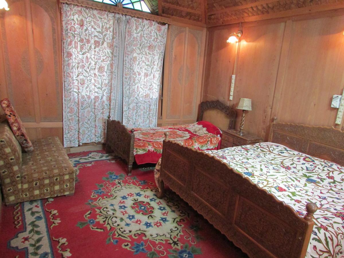 Bed and Breakfast House Boat New Manora Сринагар Экстерьер фото