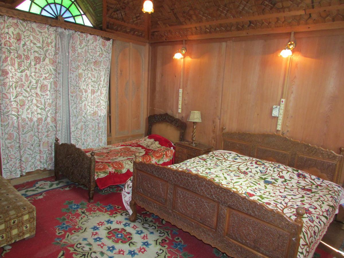 Bed and Breakfast House Boat New Manora Сринагар Экстерьер фото
