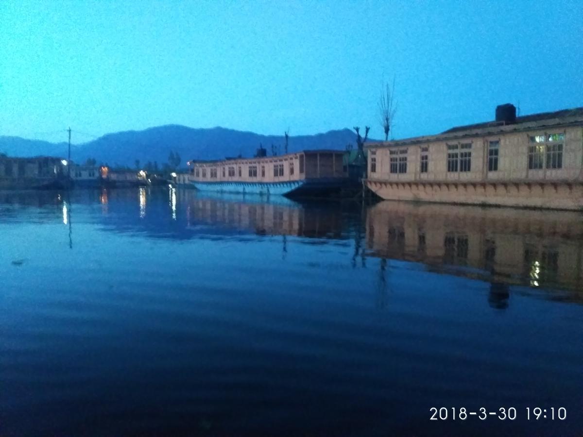 Bed and Breakfast House Boat New Manora Сринагар Экстерьер фото